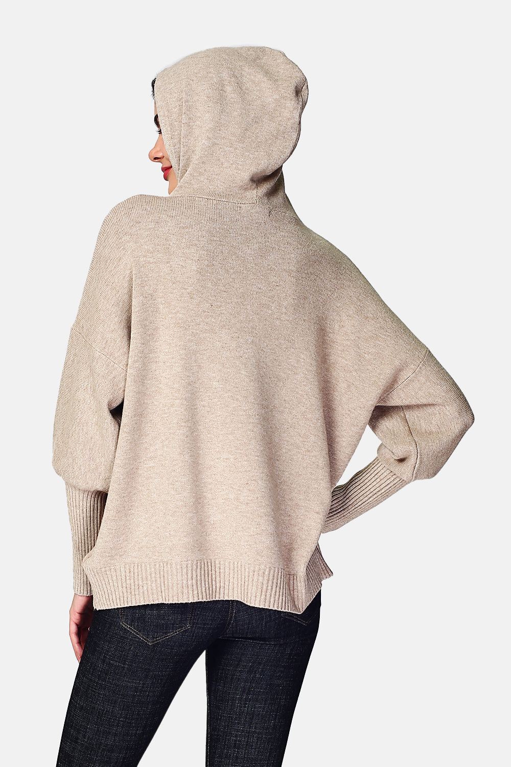 Hooded sweater with front pocket in long sleeves