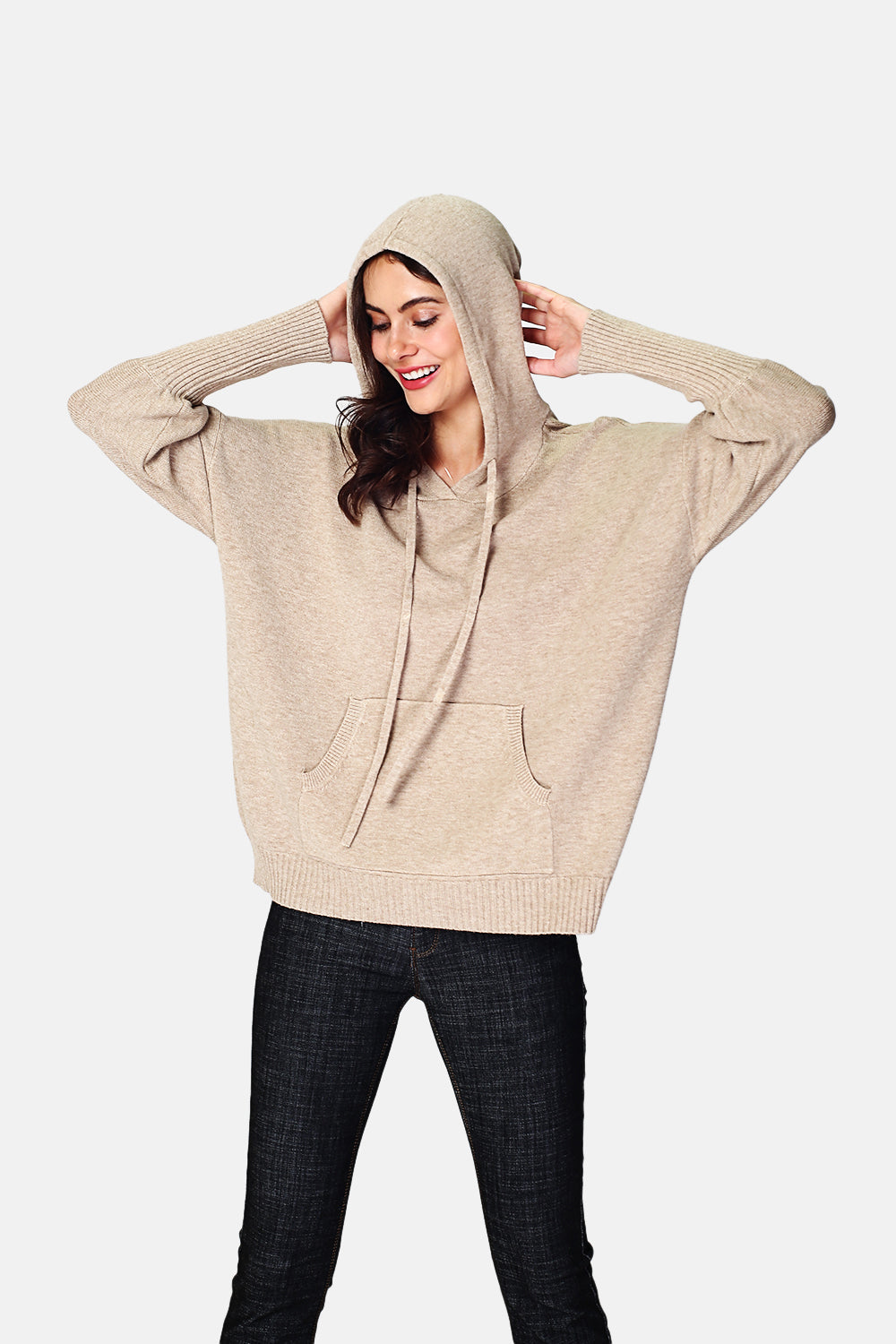 Hooded sweater with front pocket in long sleeves