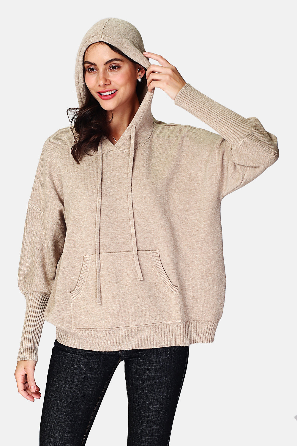 Hooded sweater with front pocket in long sleeves