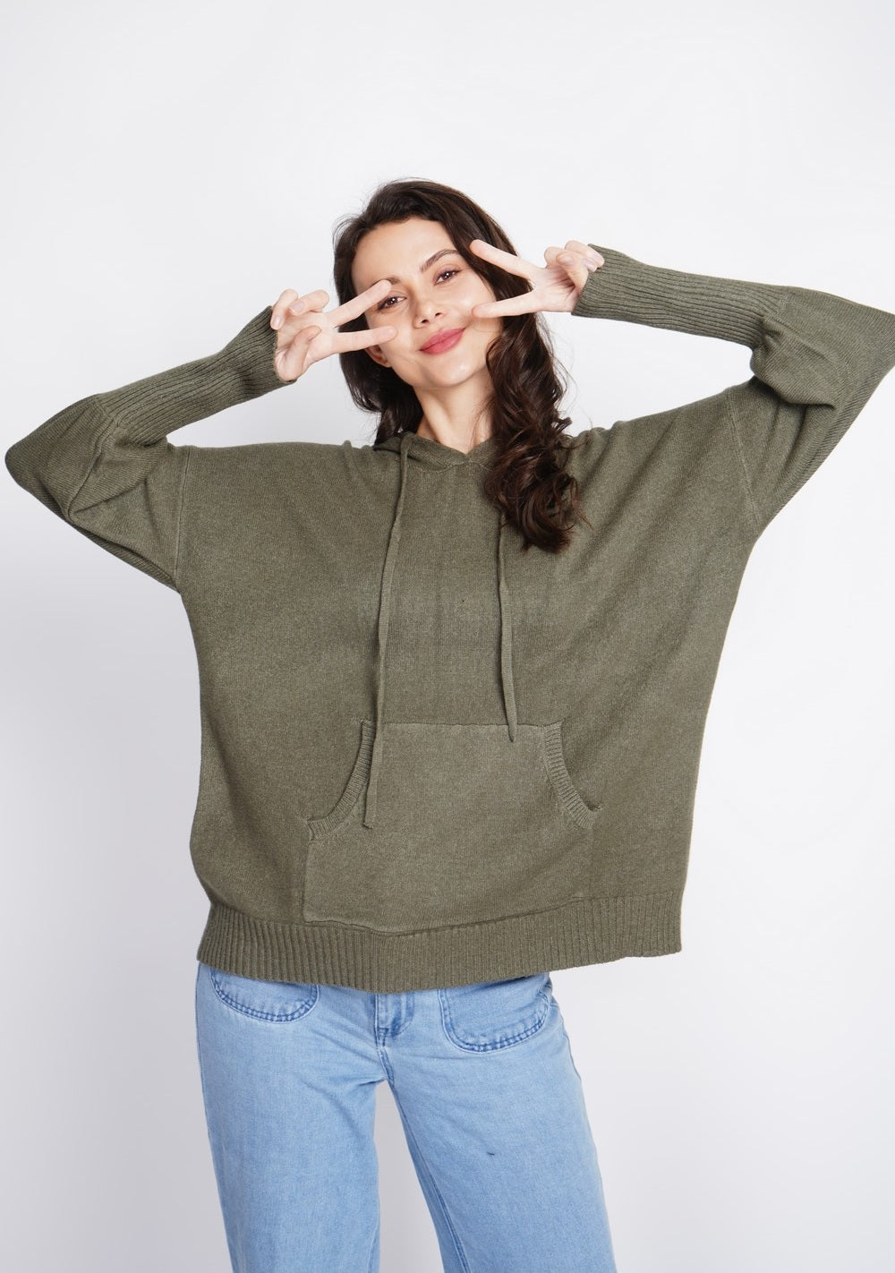 Hooded sweater with front pocket in long sleeves