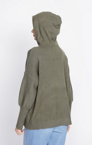 Hooded sweater with front pocket in long sleeves