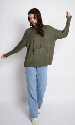 Hooded sweater with front pocket in long sleeves