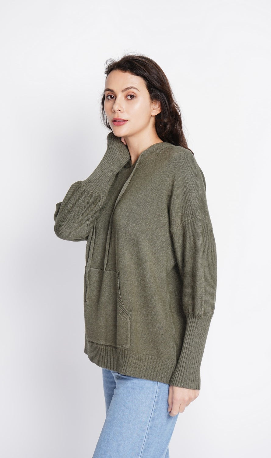 Hooded sweater with front pocket in long sleeves