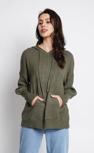 Hooded sweater with front pocket in long sleeves