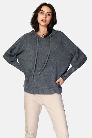Hooded sweater with front pocket in long sleeves