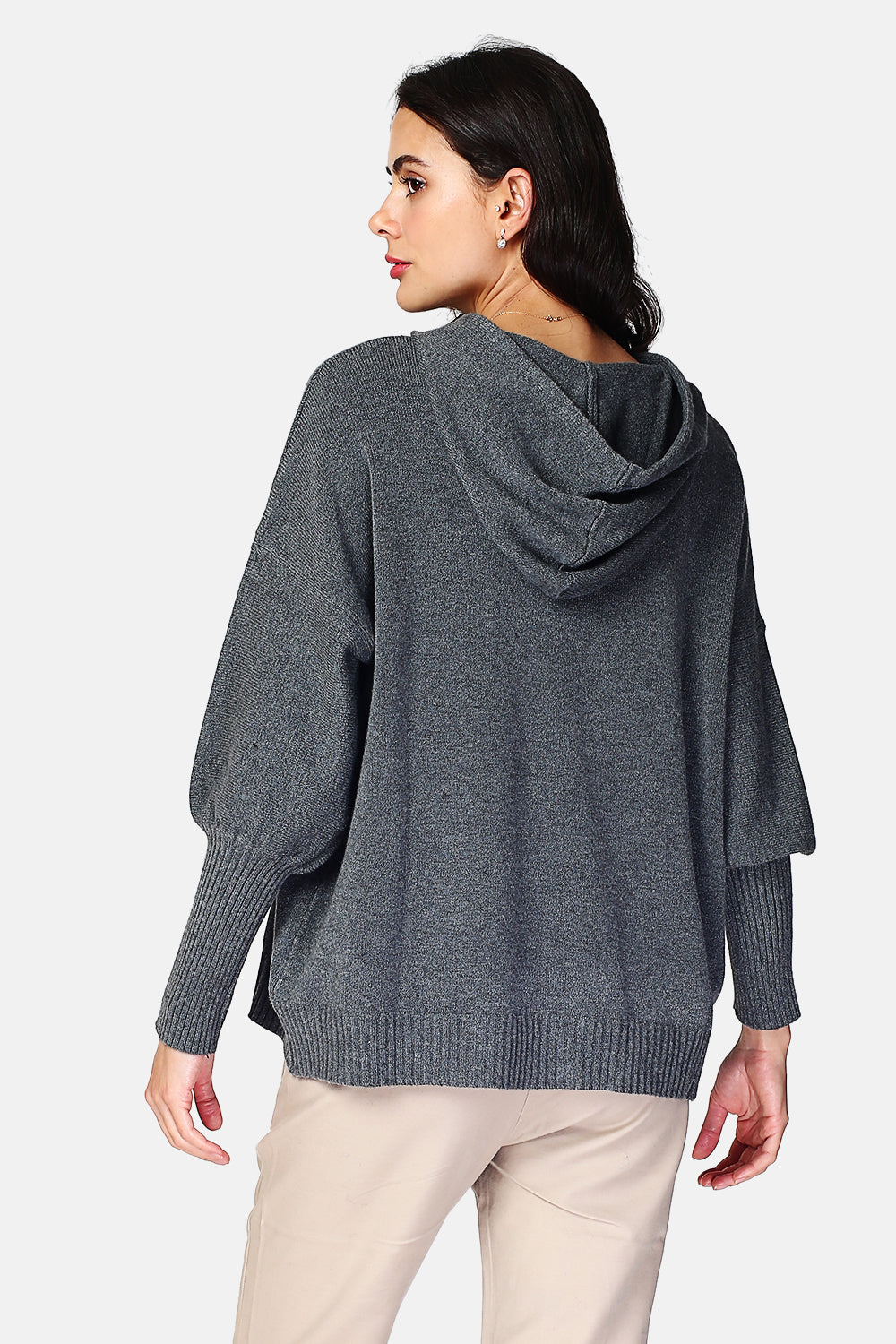 Hooded sweater with front pocket in long sleeves