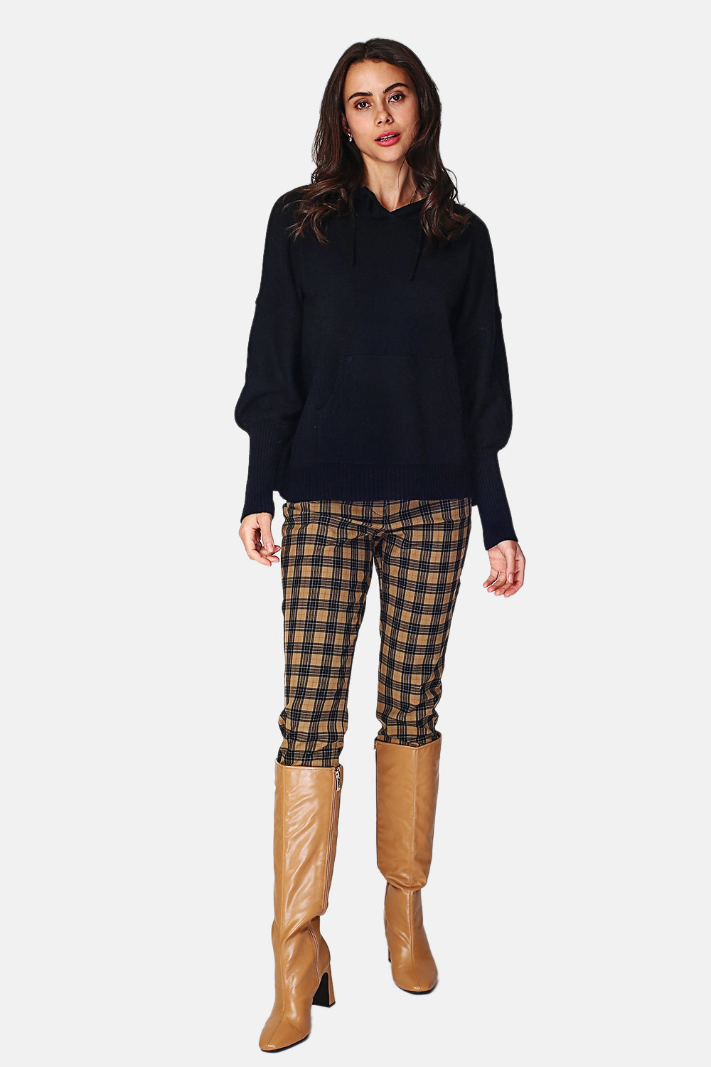 Hooded sweater with front pocket in long sleeves