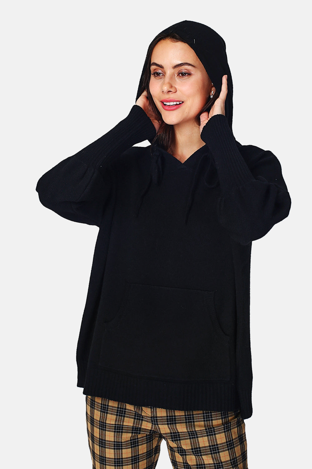 Hooded sweater with front pocket in long sleeves