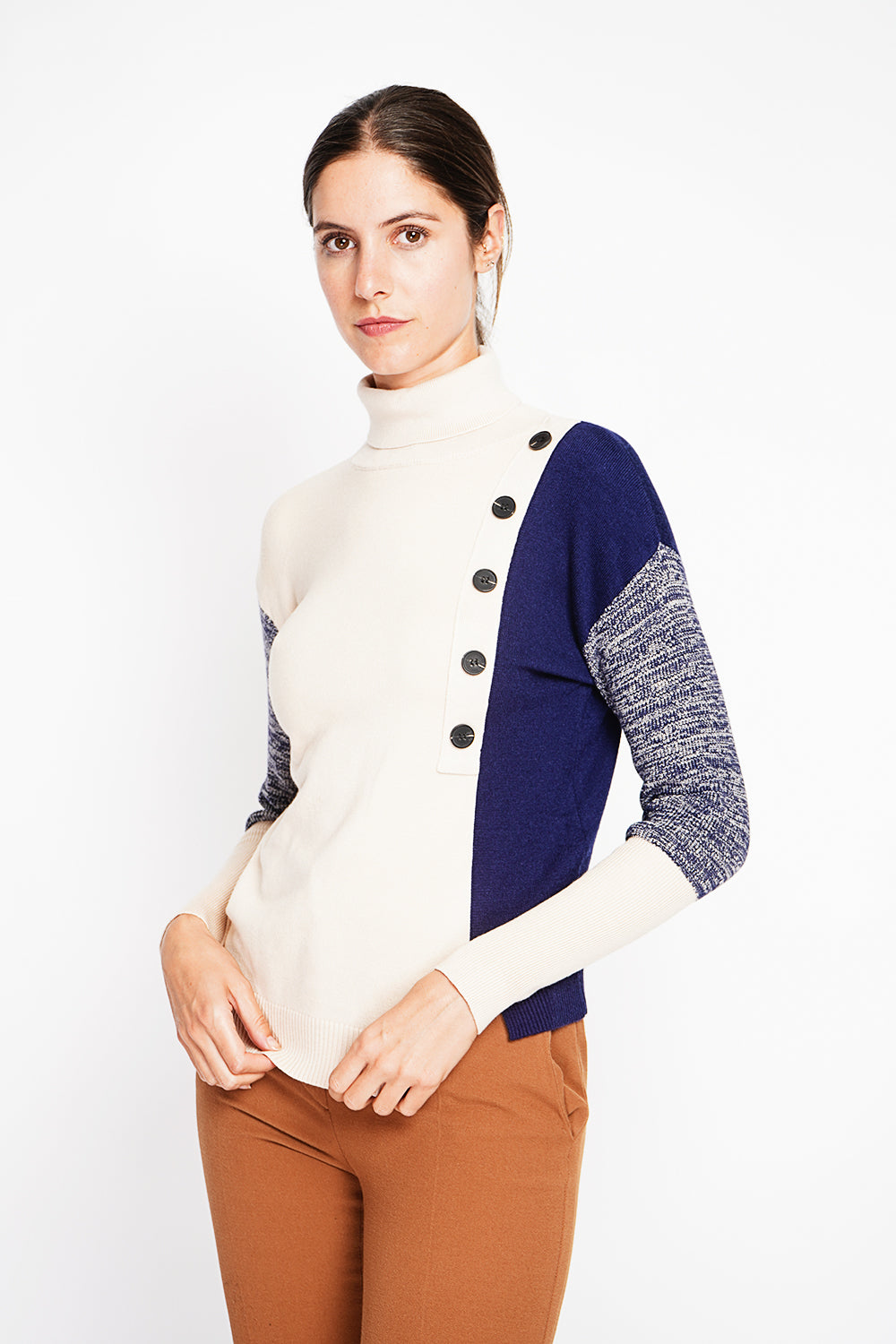 Two-tone high neck sweater with long sleeves