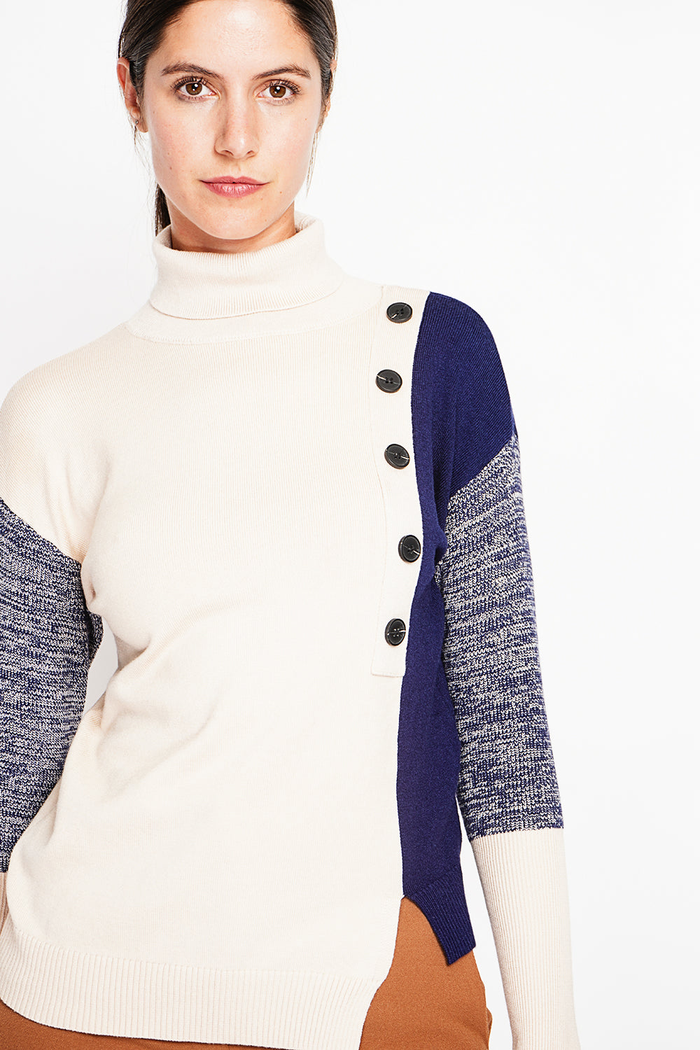 Two-tone high neck sweater with long sleeves