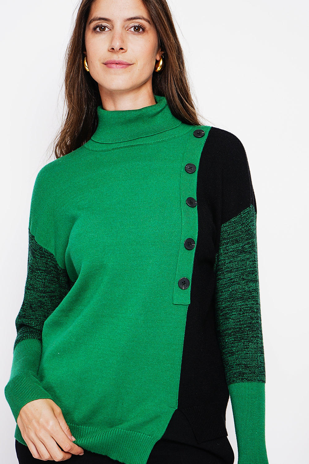 Two-tone high neck sweater with long sleeves