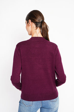 Crew neck sweater with fancy buttoning on raglan sleeves