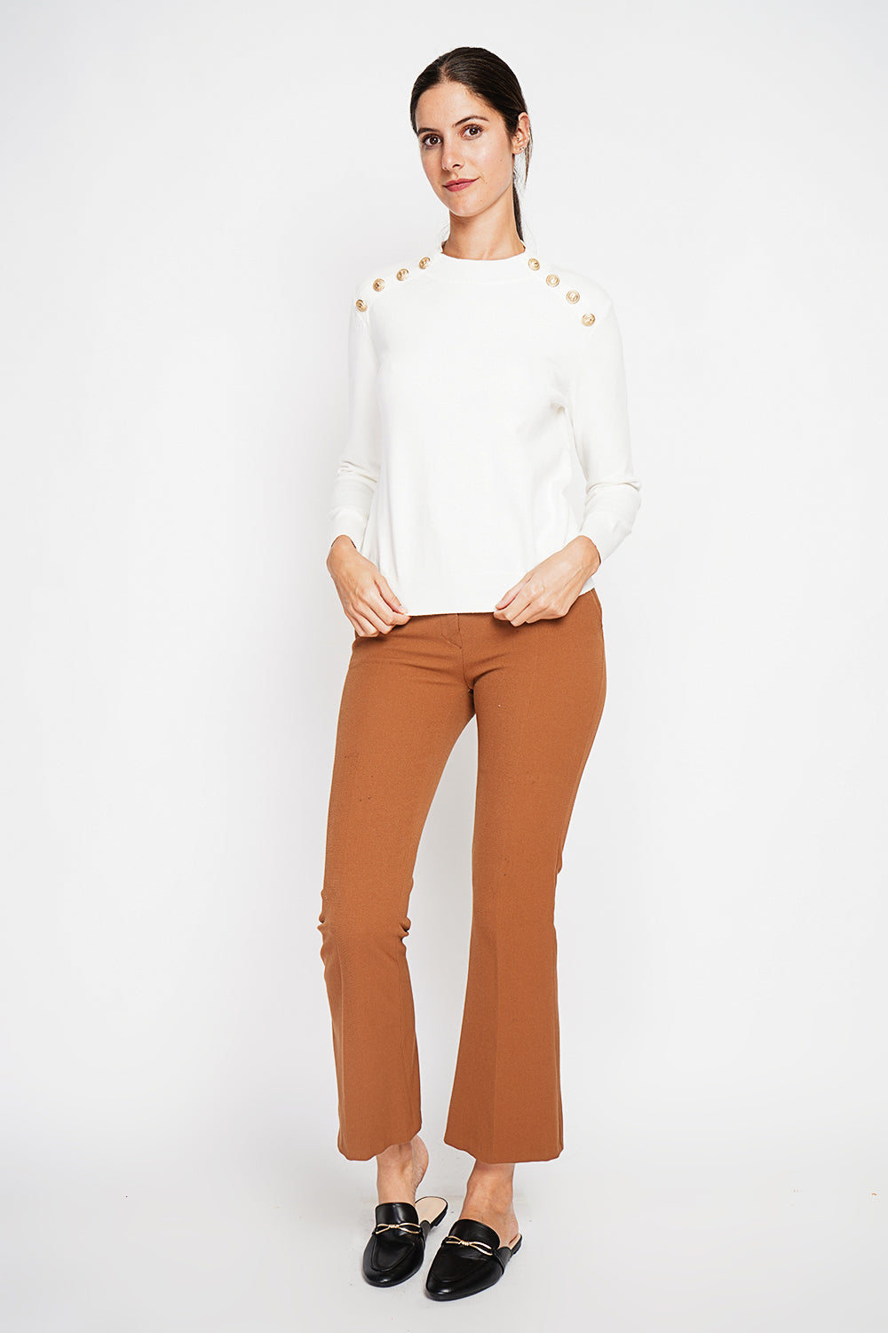 Crew neck sweater with fancy buttoning on raglan sleeves