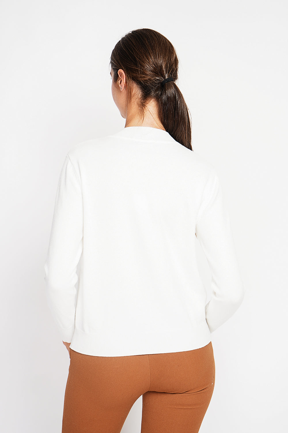 Crew neck sweater with fancy buttoning on raglan sleeves