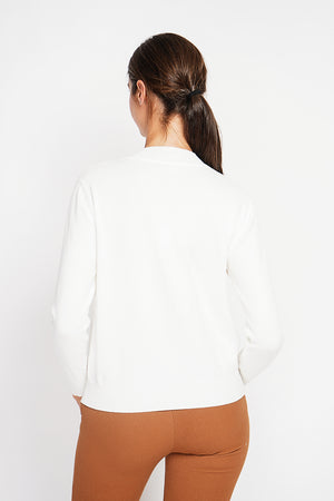 Crew neck sweater with fancy buttoning on raglan sleeves