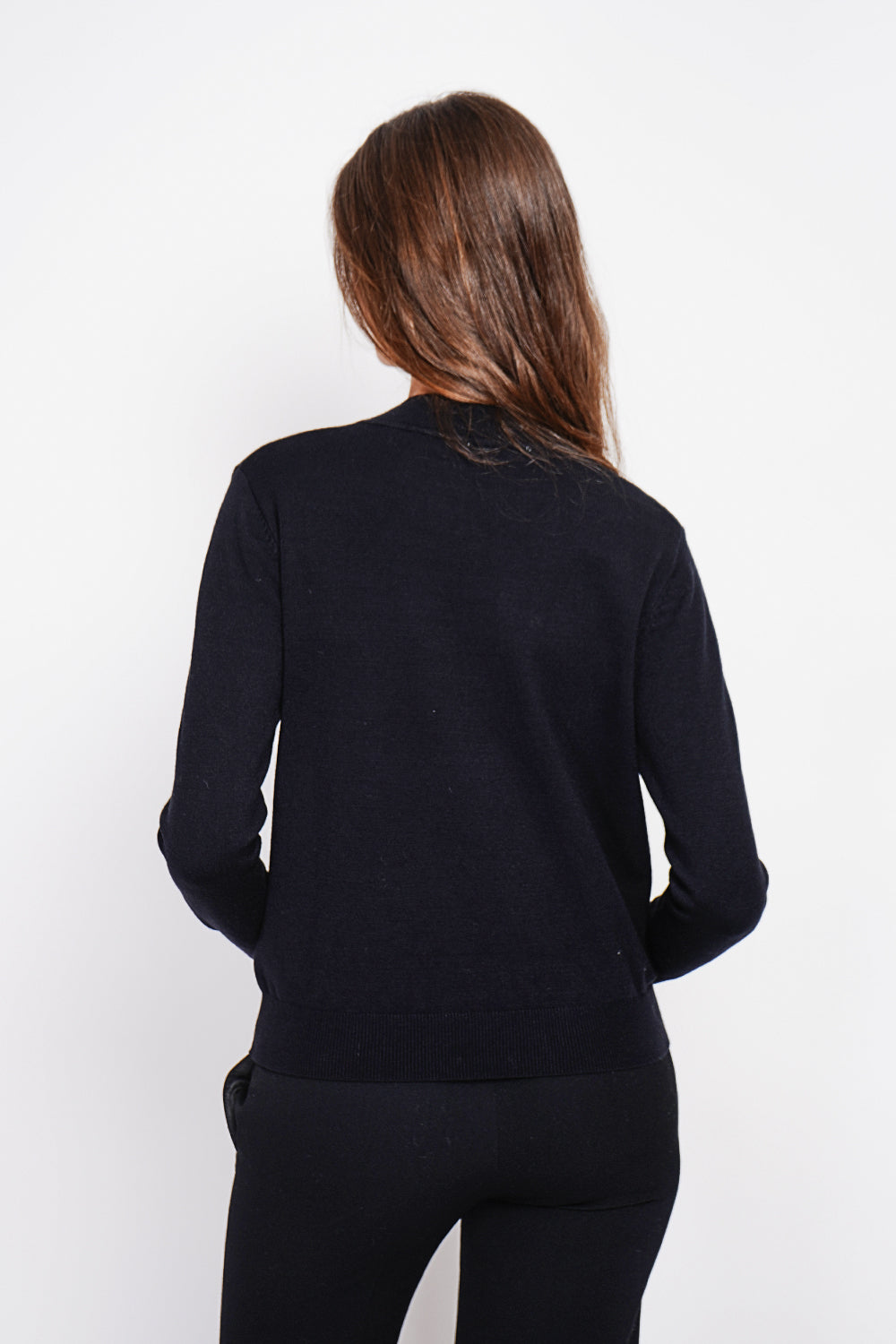 Crew neck sweater with fancy buttoning on raglan sleeves – Black – Assuili
