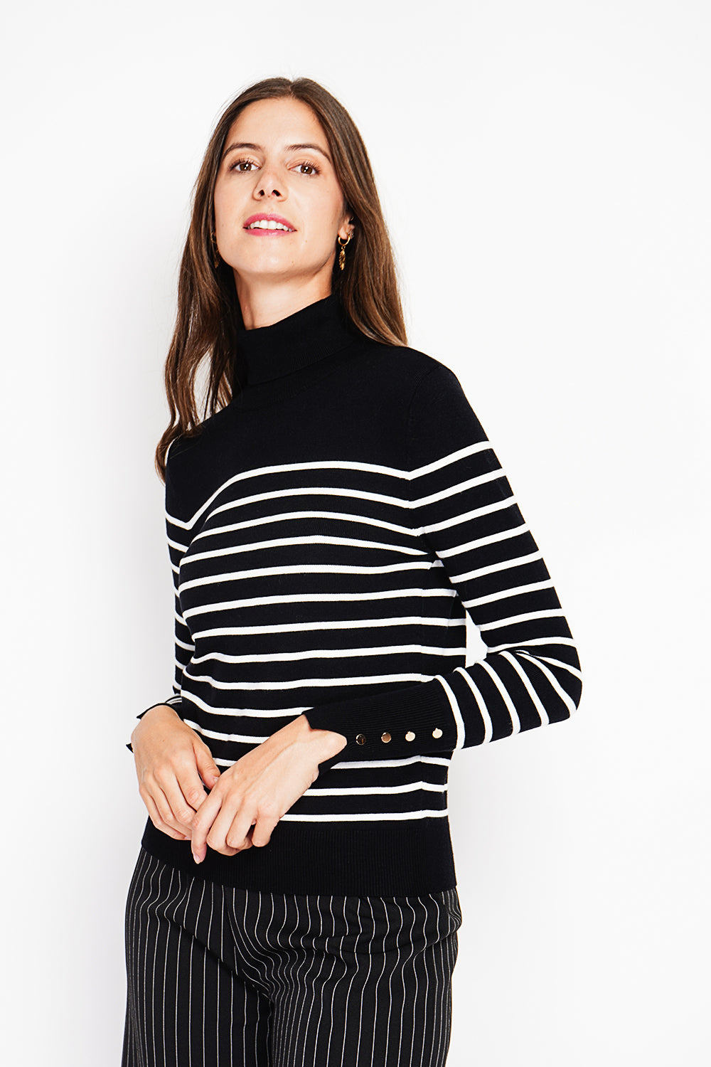 Pull marinière col roulé manches boutonnées – Noir – Assuili
