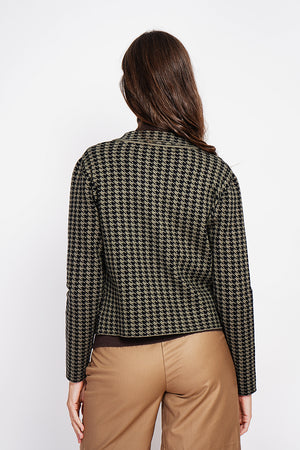Houndstooth vest with fancy buttoning, flap pockets with long sleeves