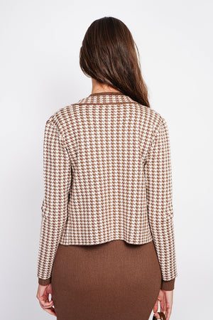 Houndstooth vest with fancy buttoning, flap pockets with long sleeves