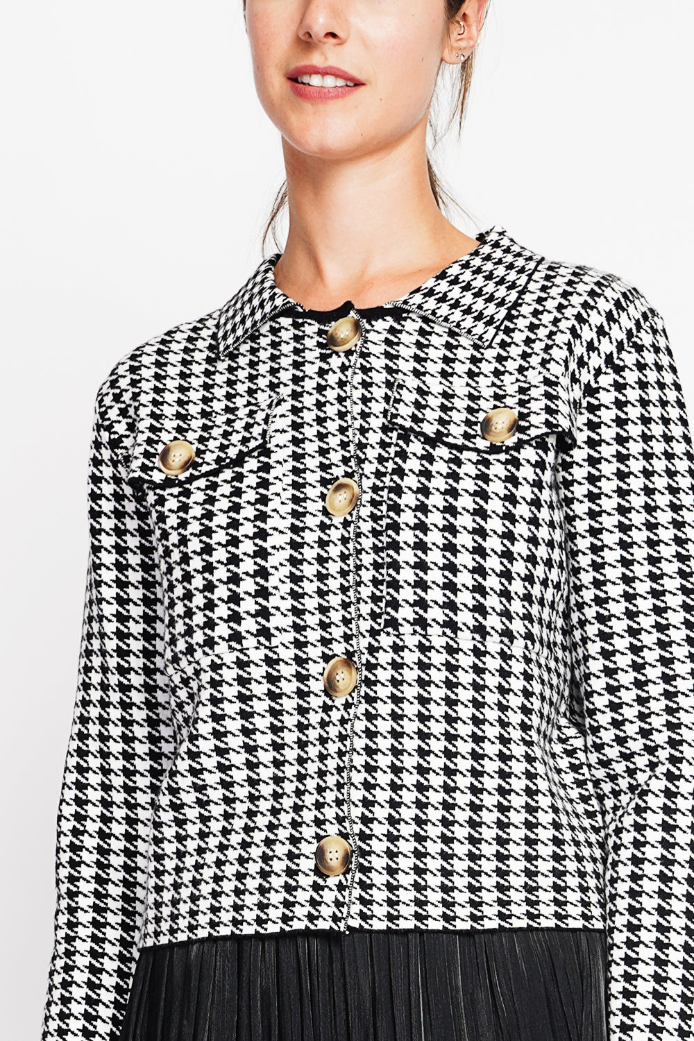 Houndstooth vest with fancy buttoning, flap pockets with long sleeves