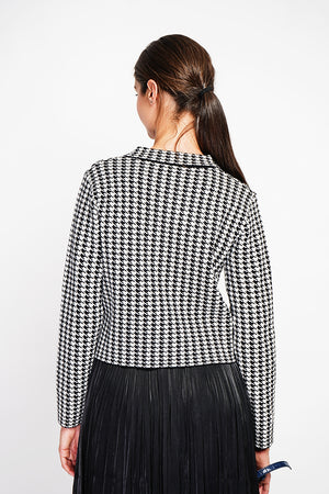 Houndstooth vest with fancy buttoning, flap pockets with long sleeves