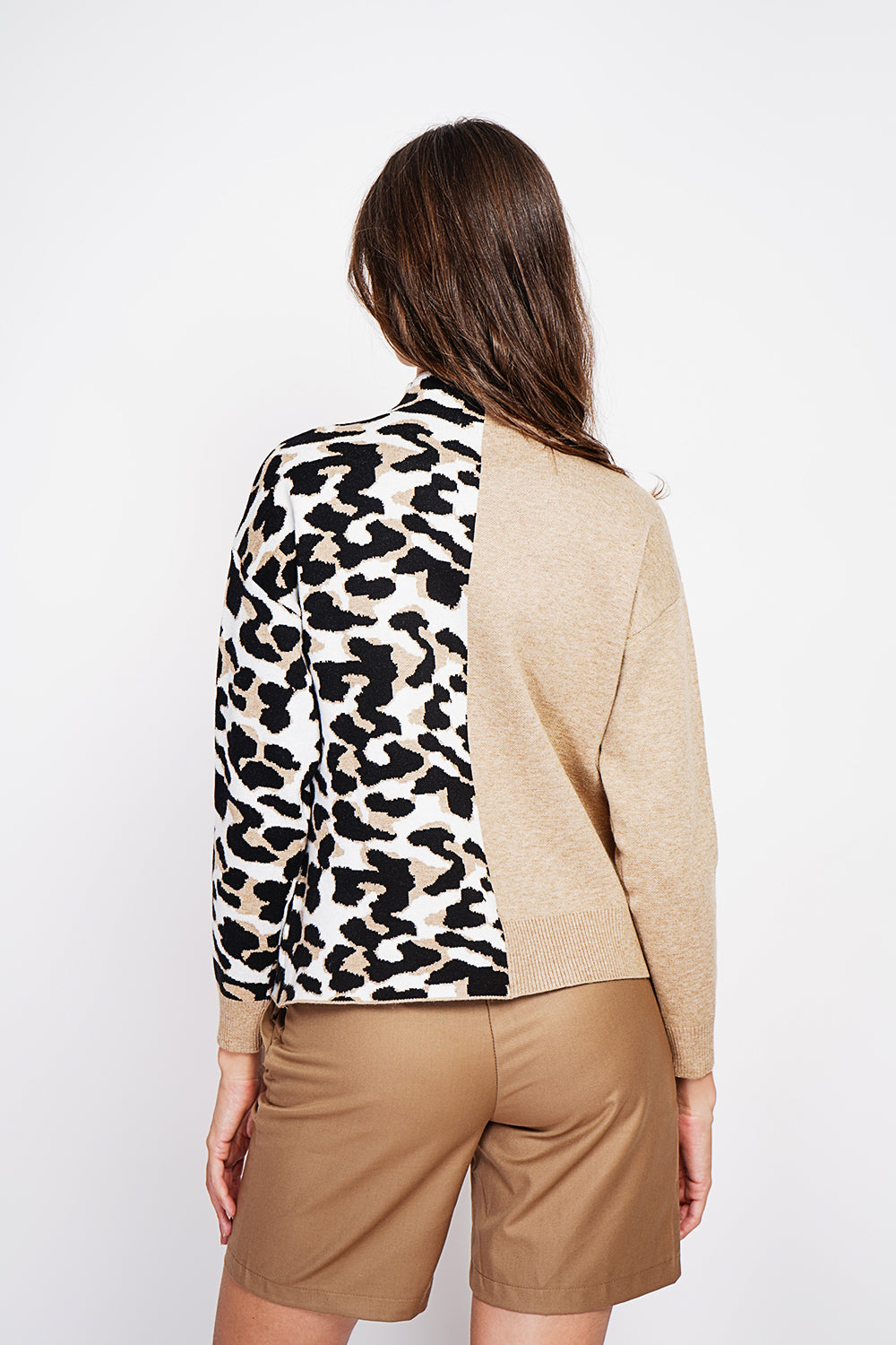 Pull col roulé léopard oversize – Nougat – Assuili