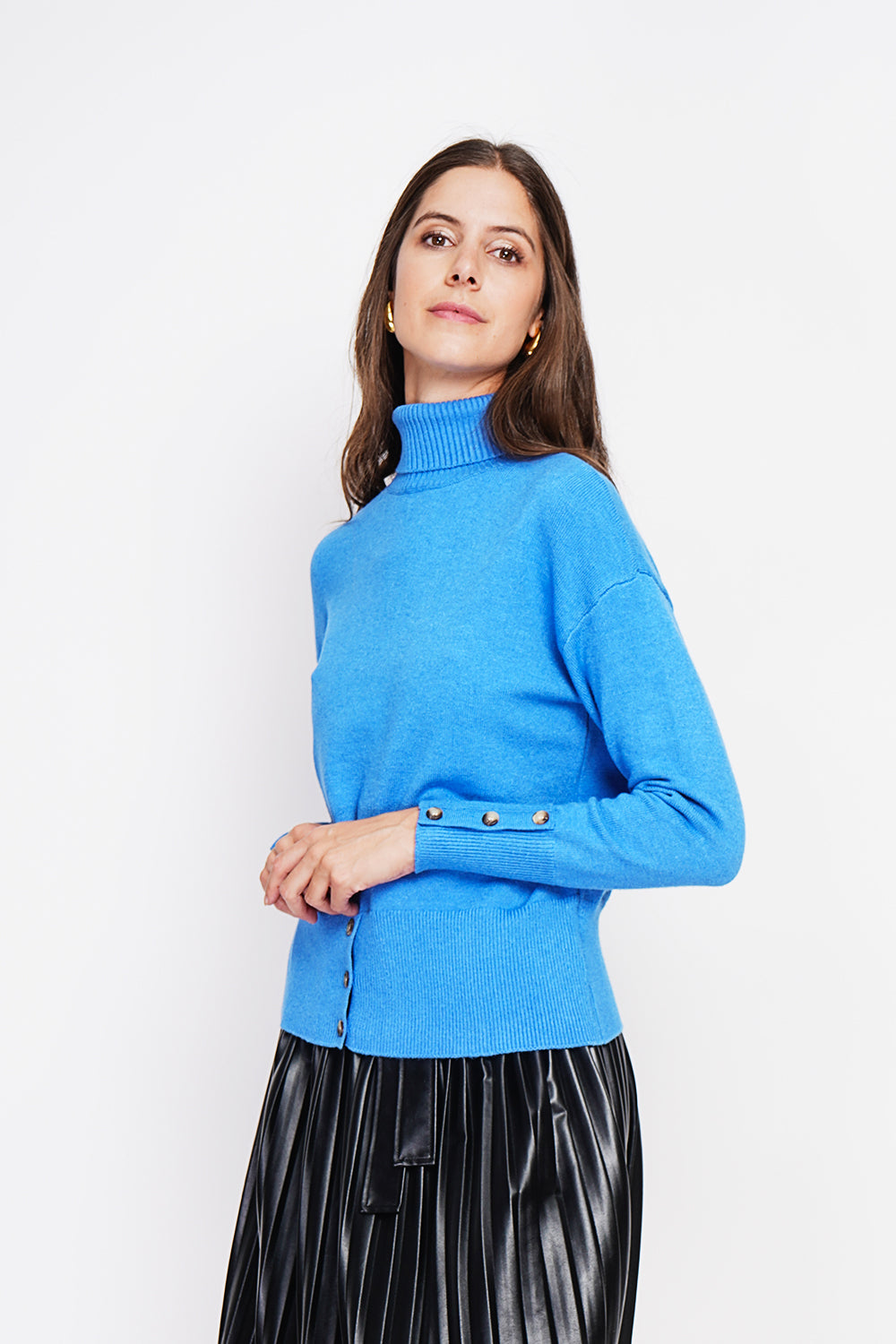 Turtleneck sweater with low front buttoned and long sleeves