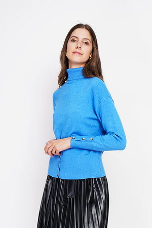 Turtleneck sweater with low front buttoned and long sleeves