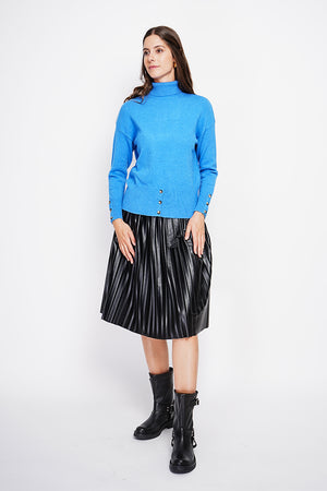Turtleneck sweater with low front buttoned and long sleeves