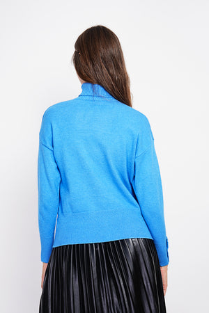 Turtleneck sweater with low front buttoned and long sleeves