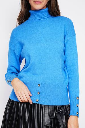 Turtleneck sweater with low front buttoned and long sleeves