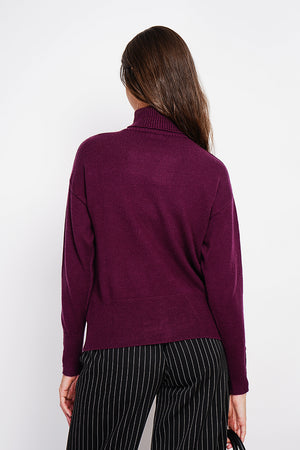 Turtleneck sweater with low front buttoned and long sleeves
