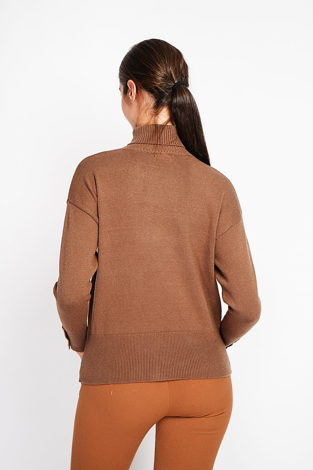 Turtleneck sweater with low front buttoned and long sleeves