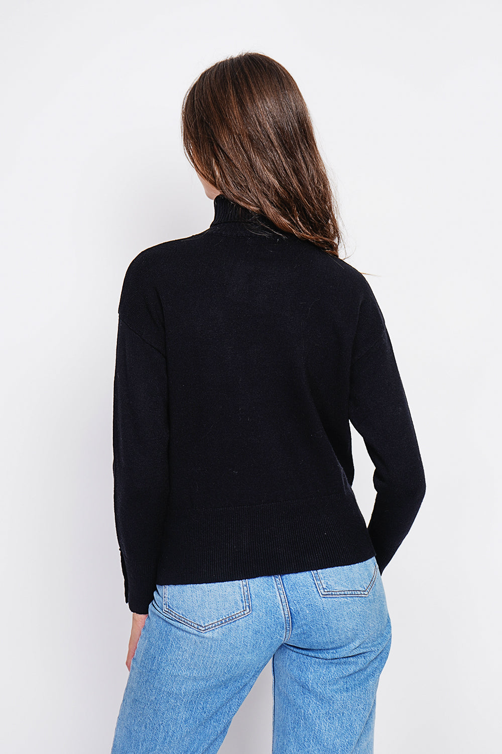 Pull col roulé oversize bas boutonné – Noir – Assuili