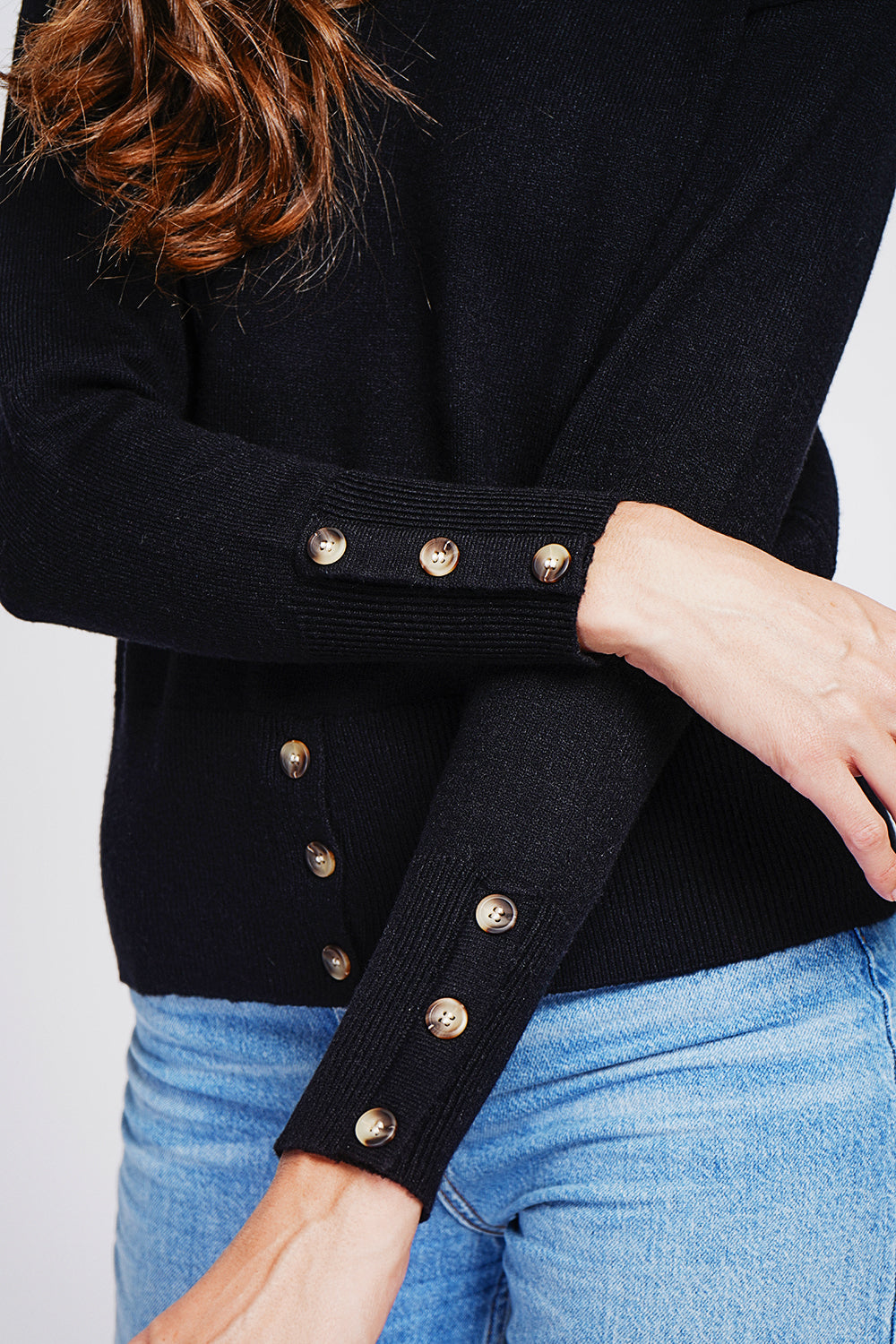Turtleneck sweater with low front buttoned and long sleeves