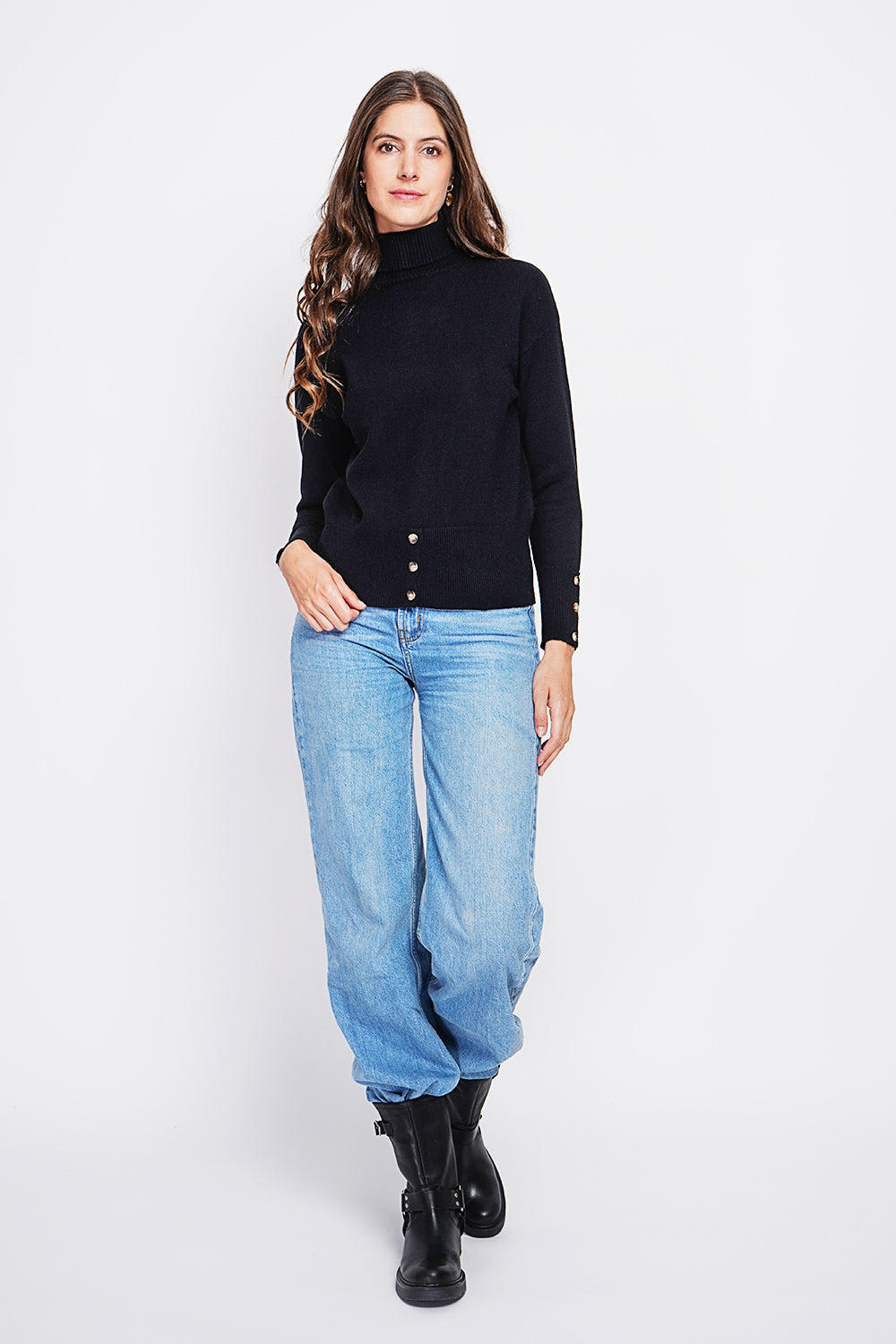 Turtleneck sweater with low front buttoned and long sleeves