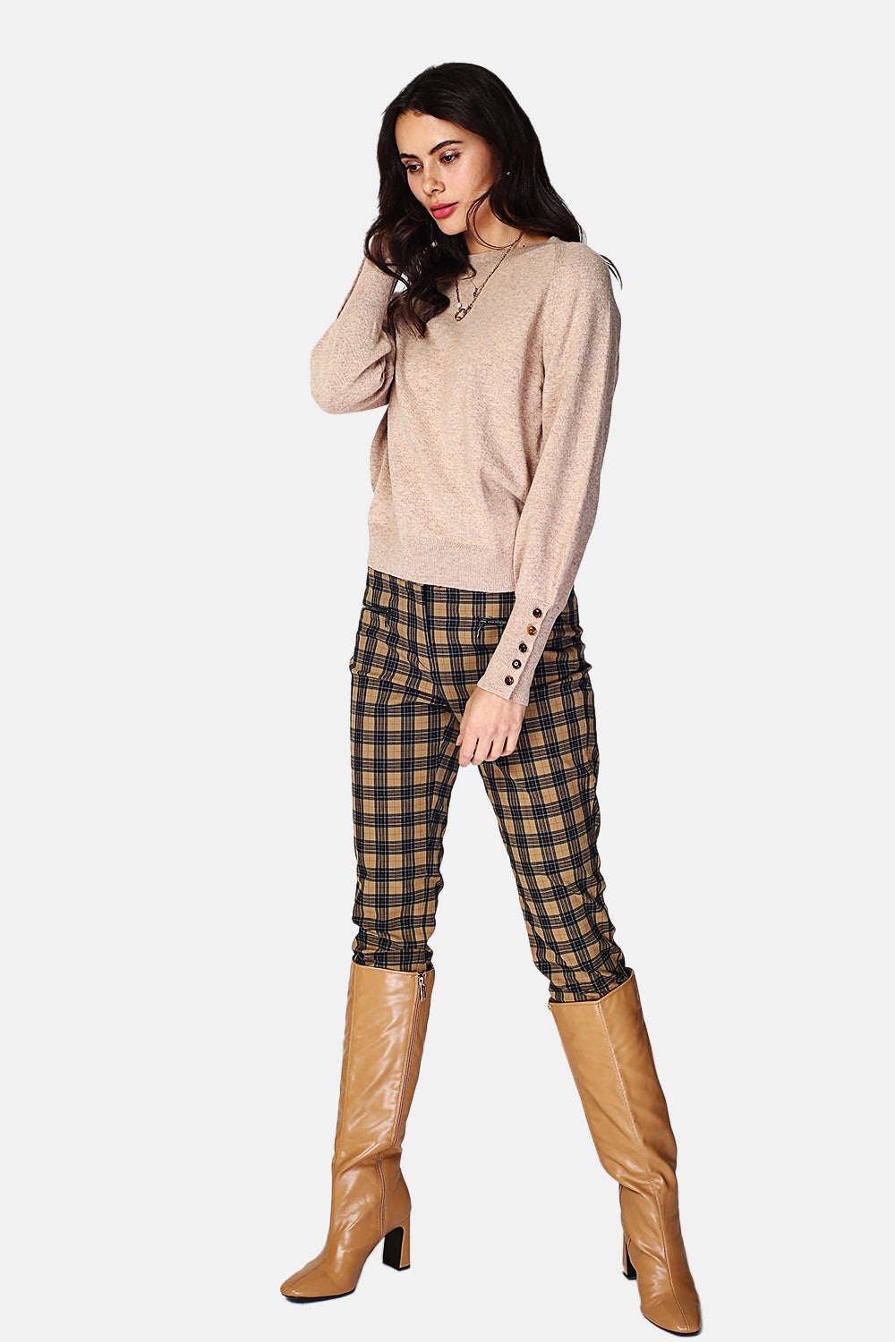 Wide sweater with round neckline and slightly puffed long sleeves with button placket at the bottom of the sleeve