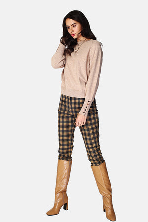 Wide sweater with round neckline and slightly puffed long sleeves with button placket at the bottom of the sleeve