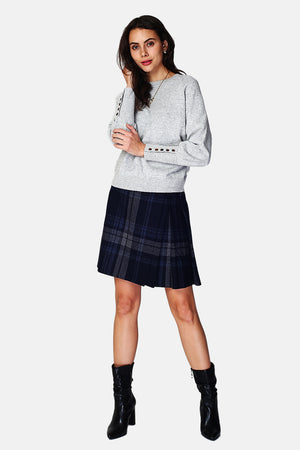 Wide sweater with round neckline and slightly puffed long sleeves with button placket at the bottom of the sleeve