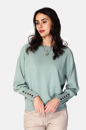 Wide sweater with round neckline and slightly puffed long sleeves with button placket at the bottom of the sleeve