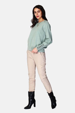 Wide sweater with round neckline and slightly puffed long sleeves with button placket at the bottom of the sleeve
