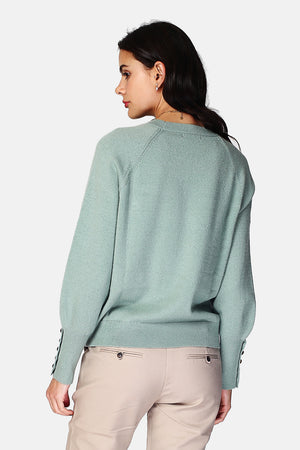 Wide sweater with round neckline and slightly puffed long sleeves with button placket at the bottom of the sleeve