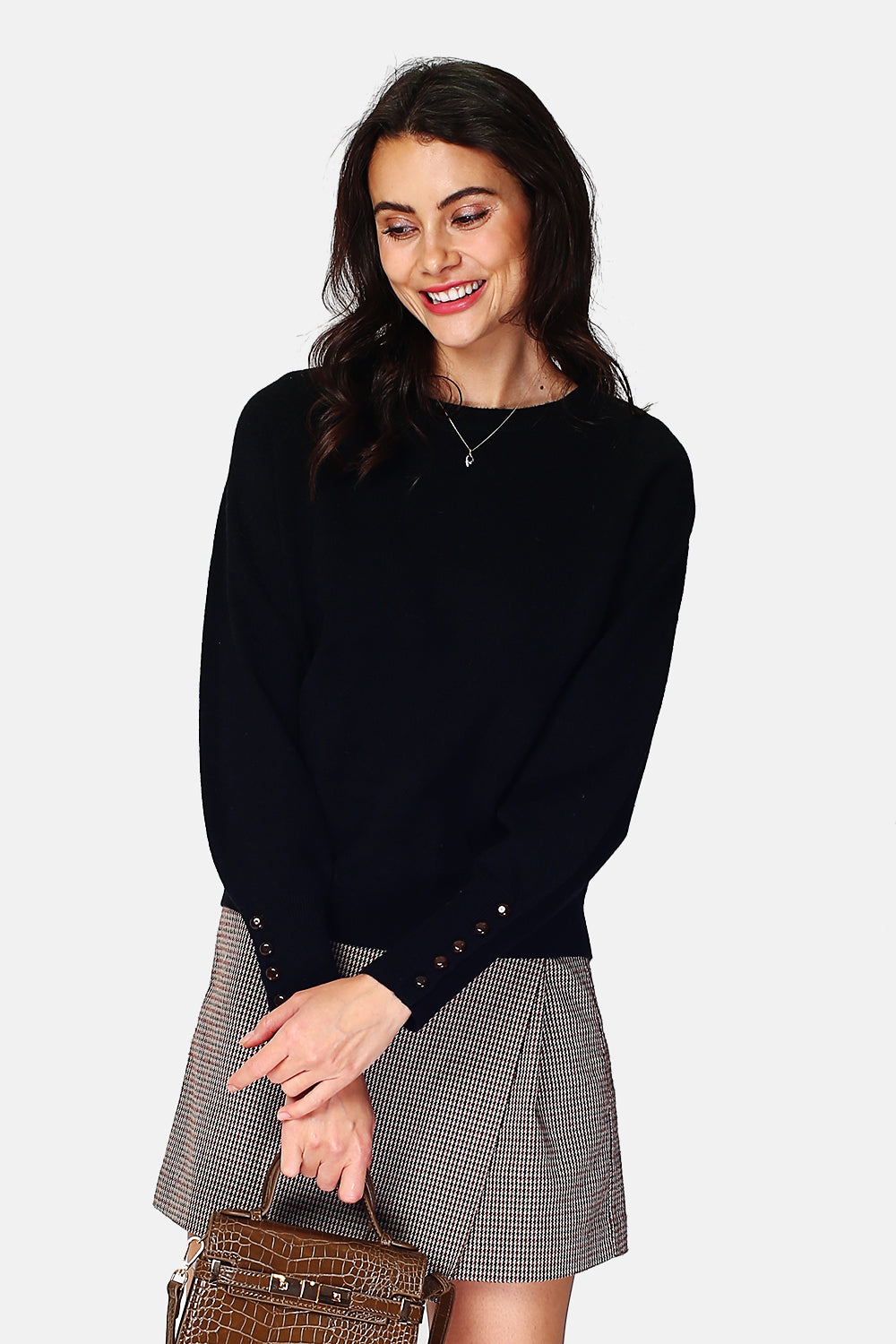 Wide sweater with round neckline and slightly puffed long sleeves with button placket at the bottom of the sleeve