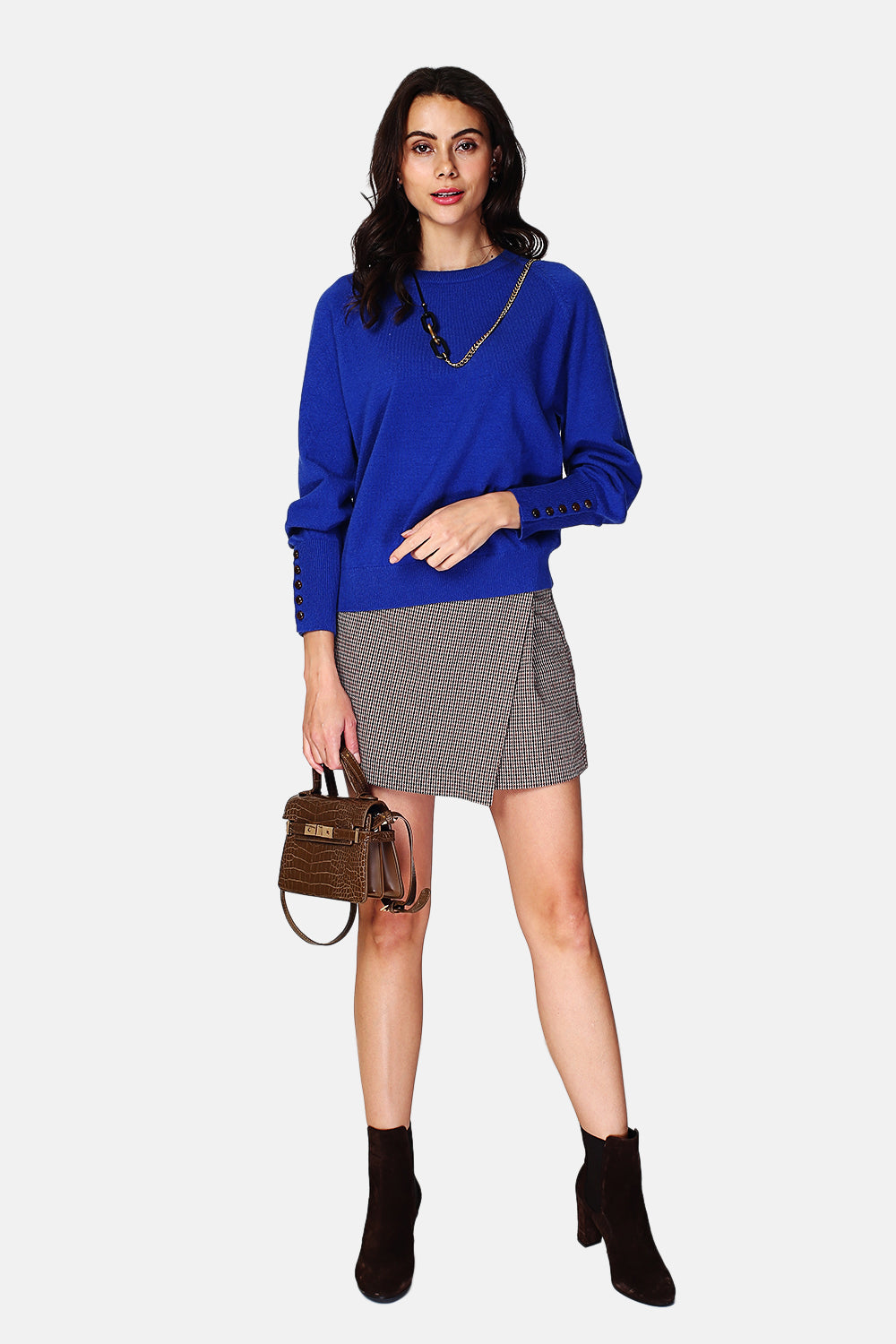 Wide sweater with round neckline and slightly puffed long sleeves with button placket at the bottom of the sleeve