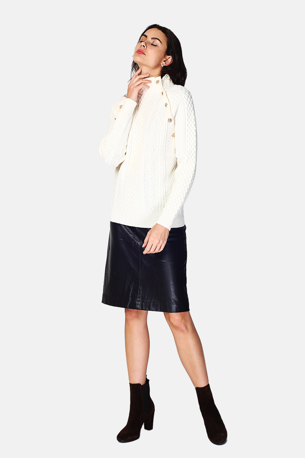 Pull col montant boutonné sur les côtés – Blanc cassé – Assuili