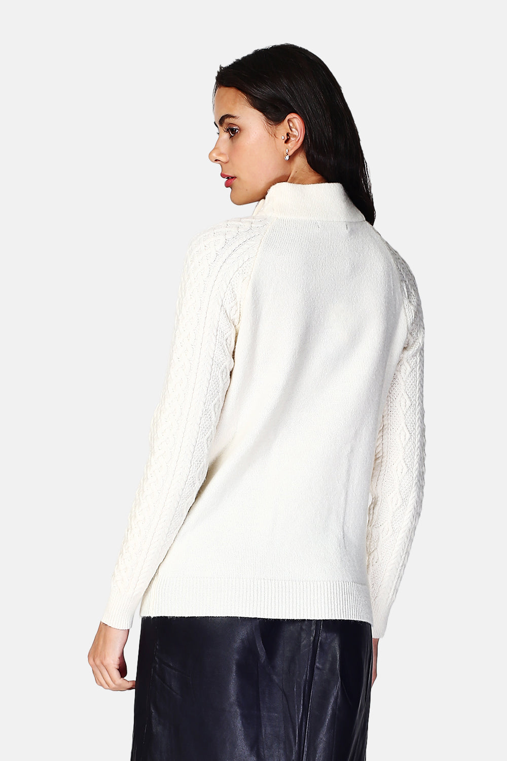 Pull col montant boutonné sur les côtés – Blanc cassé – Assuili