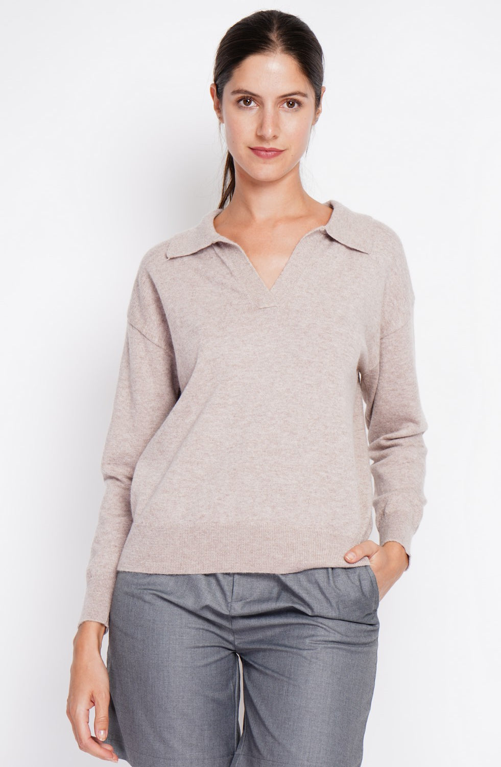 V-neck polo sweater Ribbed edges Oversized fit with long sleeves