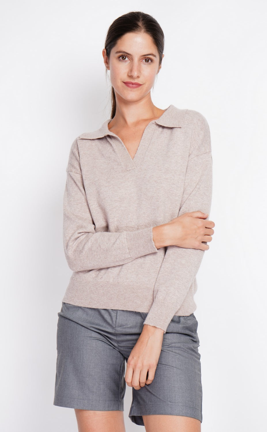 V-neck polo sweater Ribbed edges Oversized fit with long sleeves
