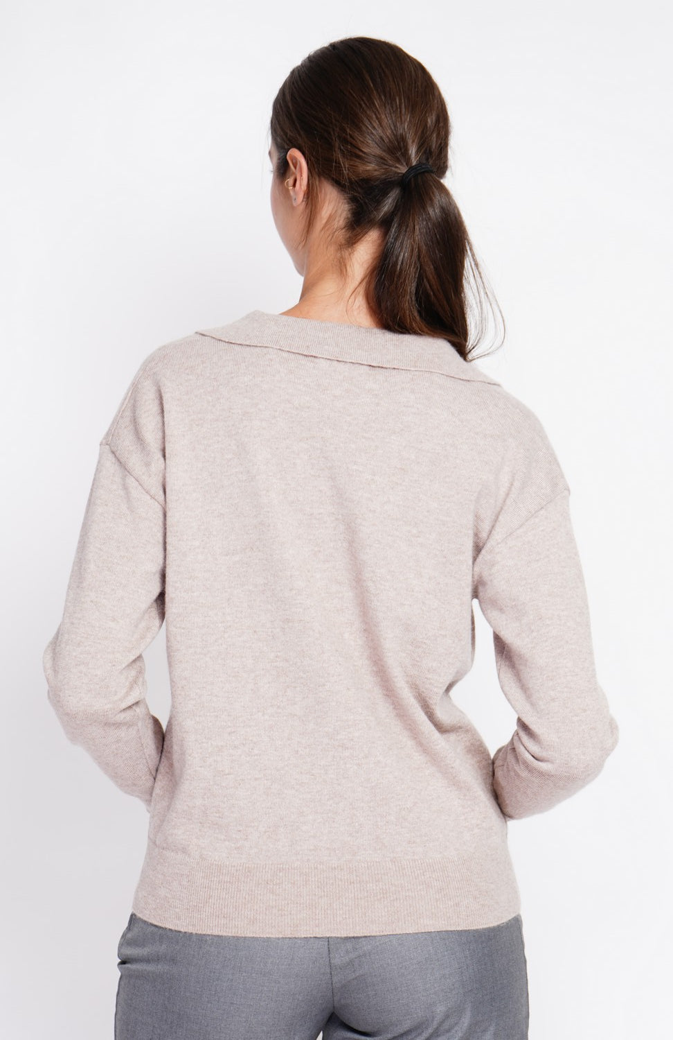 V-neck polo sweater Ribbed edges Oversized fit with long sleeves