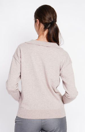 V-neck polo sweater Ribbed edges Oversized fit with long sleeves